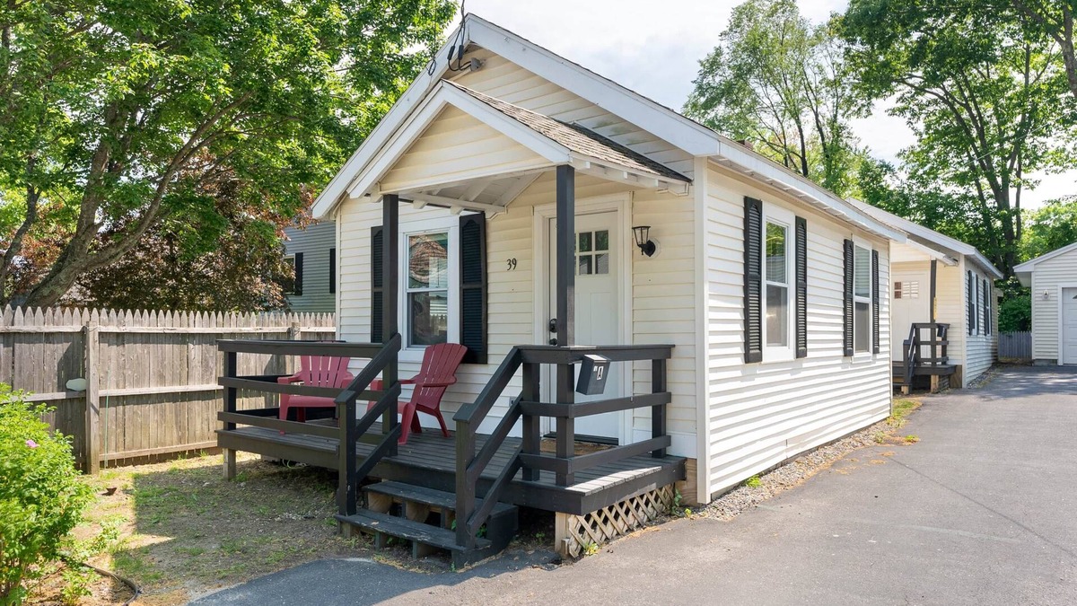 Old Orchard Beach Cabin | Cabin A - Relaxing and Fun Cozy 1 bedroom Cabin/Dog Friendly