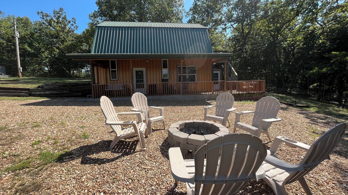 Pittsburg Cabin | Cabin at the Cove. A hidden cabin walking distance to a private cove.