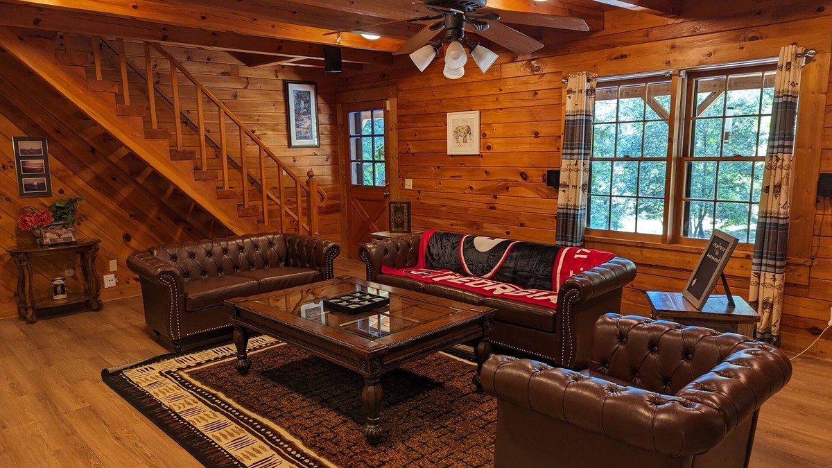Gainesville Cabin | Cabin Bliss - Just 1 Mile from Lake Lanier/5 Acre/5 BR with Hot tub