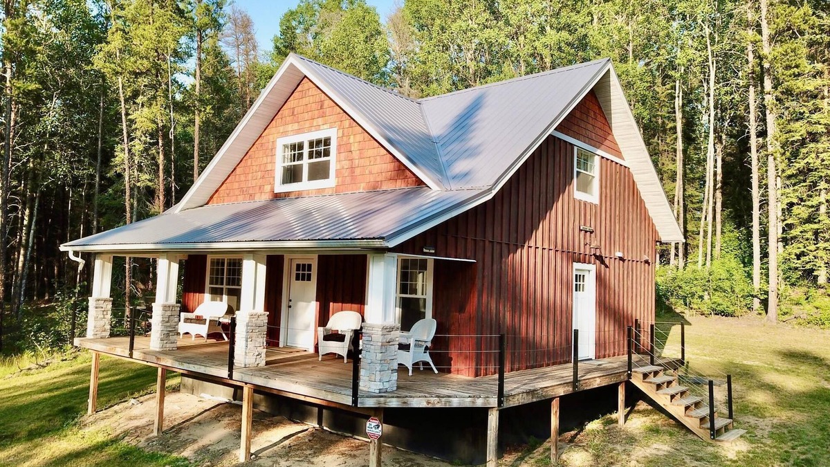 Salol Cabin | Cabin/bunkhouse for hockey teams, bird watchers, ATV/Snowmobilers, family events