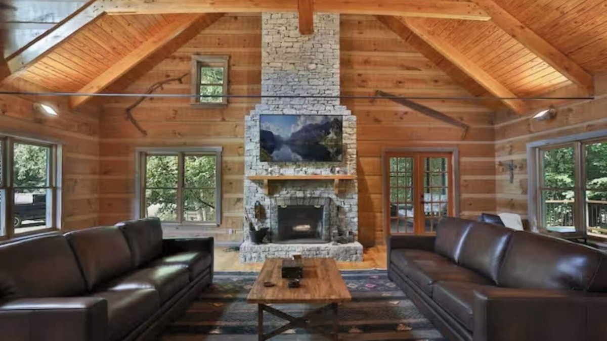 Shelbyville Cabin | Cabin+Bunkhouse Sleeps 24 near Lex Lou Like New Spacious Modern Rustic Retreat