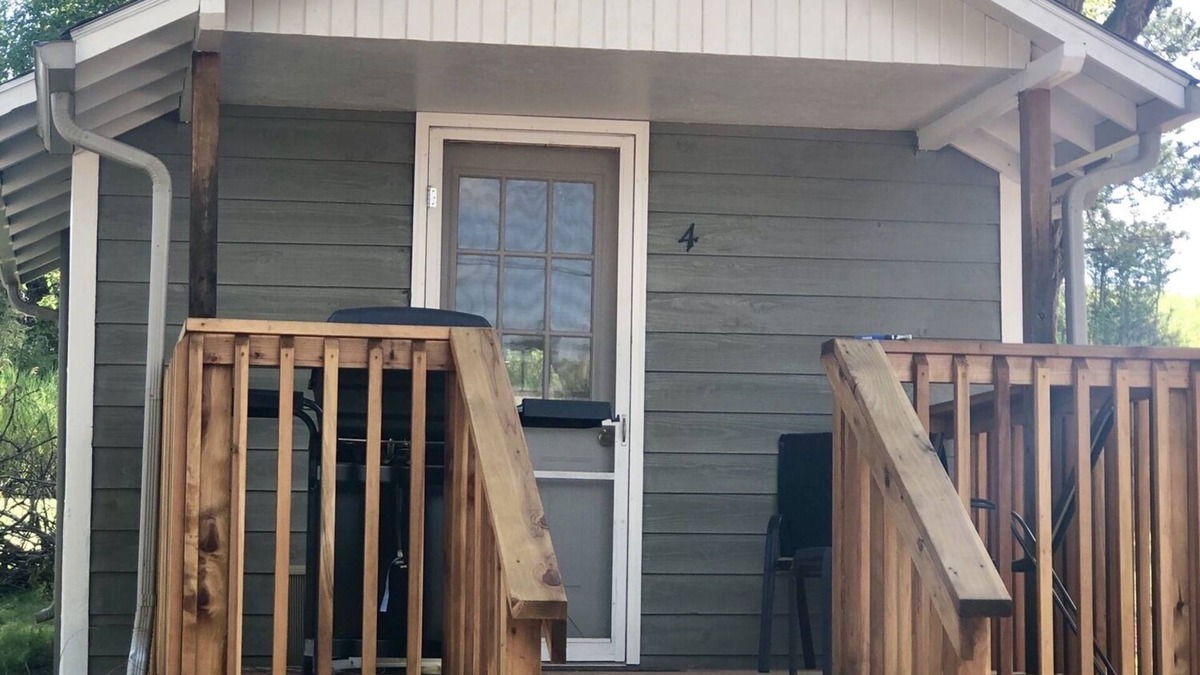 Hot Springs Cabin | Cabin by lake, pet friendly, quiet