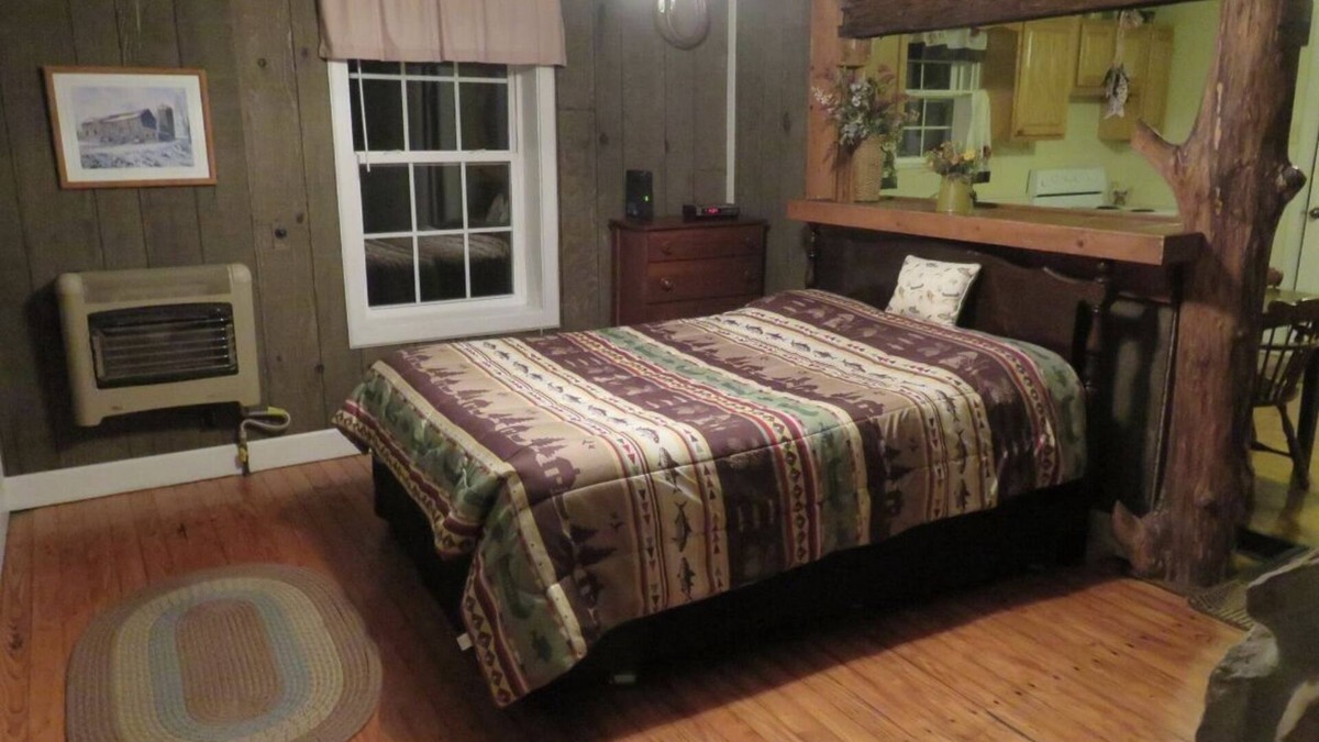 East Bernstadt Cabin | Cabin by the Pond