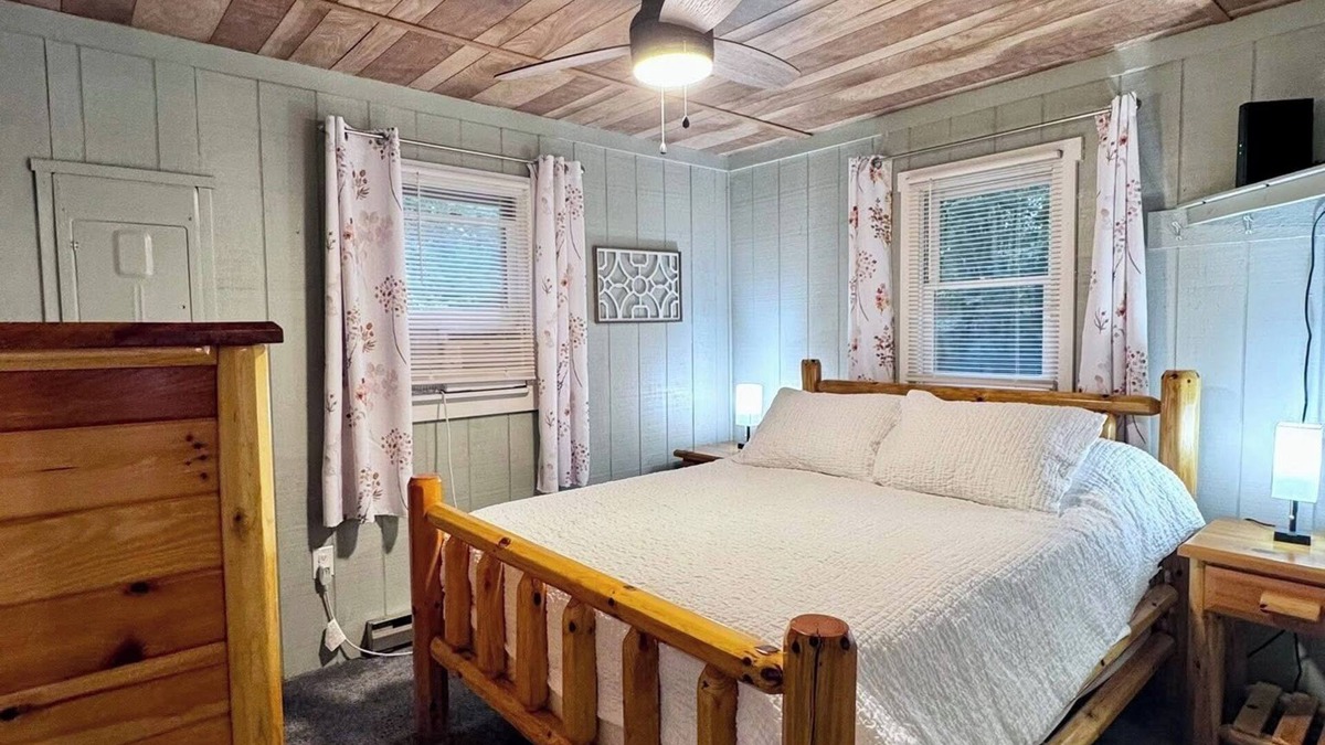 Calvin Cabin | Cabin Close to Raystown Lake Hot Tub Fire Pit Newly Renovated