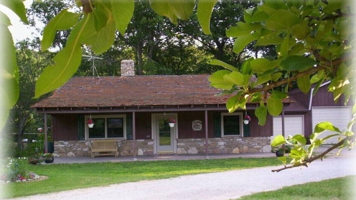 Iowa Falls Cabin | Cabin Cove on the river