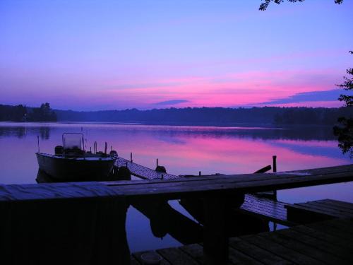 Lake Pocotopaug House | Cabin Deck House - Formidable Cabin in Laurel Island