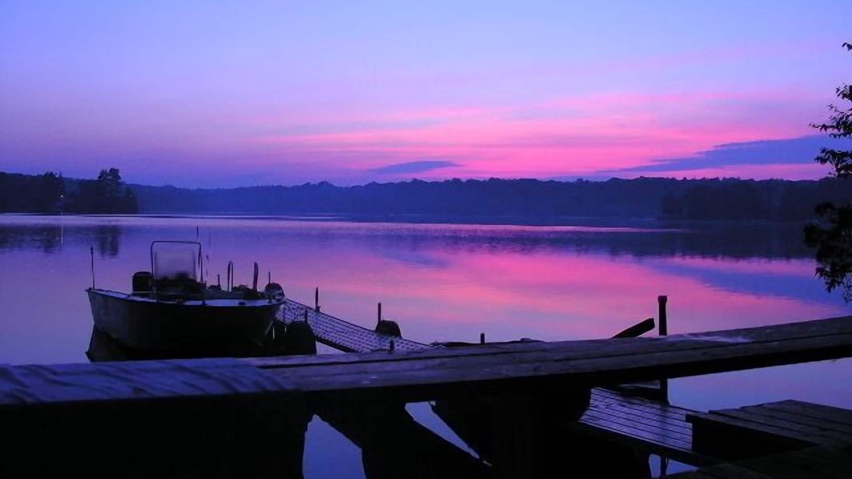 Lake Pocotopaug Cabin | Cabin Deck House - Formidable Cabin in Laurel Island