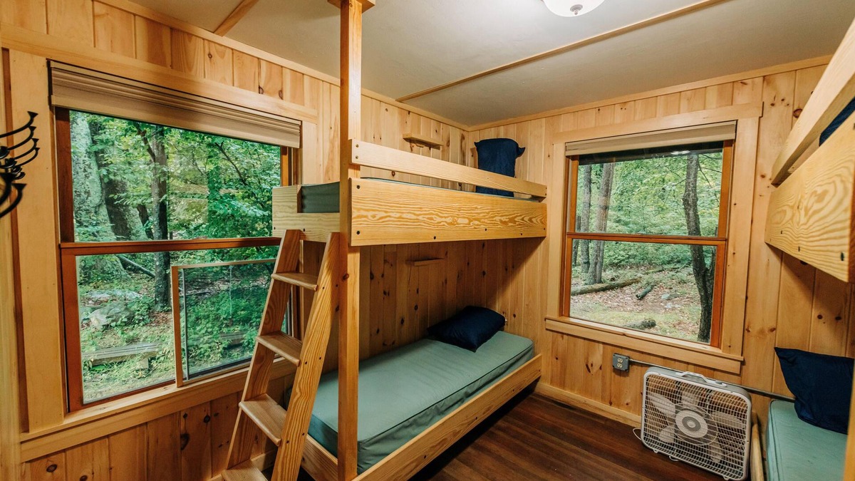 Columbia Cabin | Cabin, Double Bed, 5 Bunks, Screened Porch