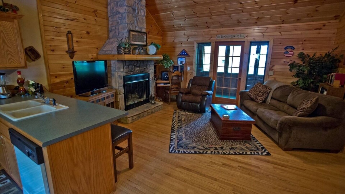 Notch Estates Cabin | Cabin Dreams- Charming. Romantic. Jetted tub. Screened porch. 10 min to SDC