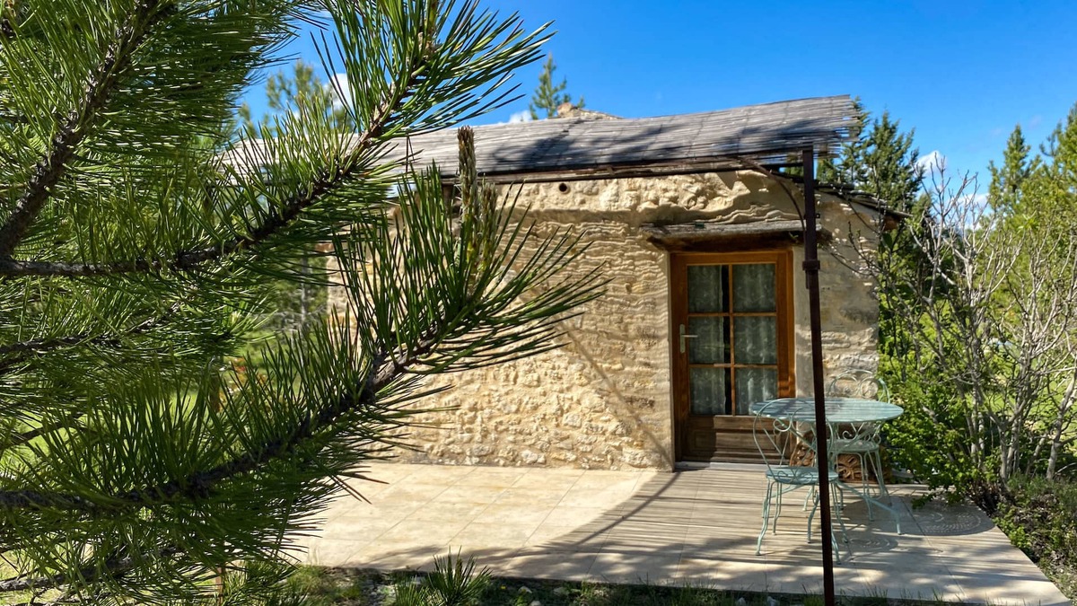 Sigonce Cabin | Cabin-Ensuite with Bath-Cabane en pierre