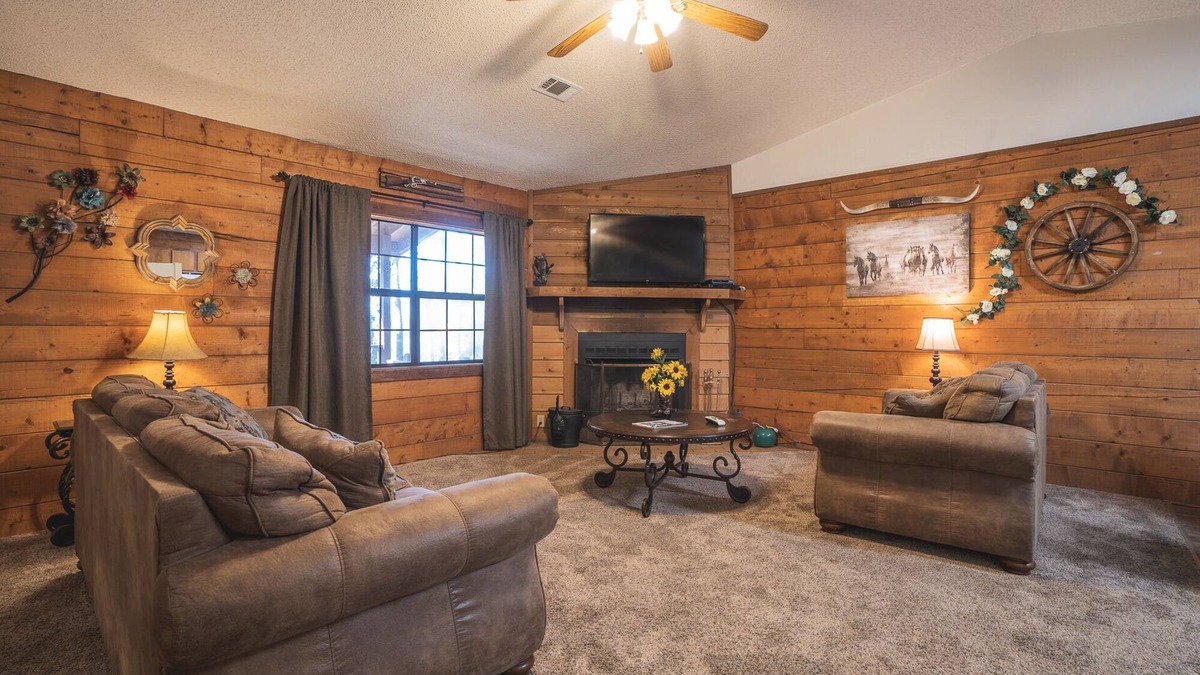 Royal Cabin | Cabin F at Safe Harbor Brady Mountain on Lake Ouachita!