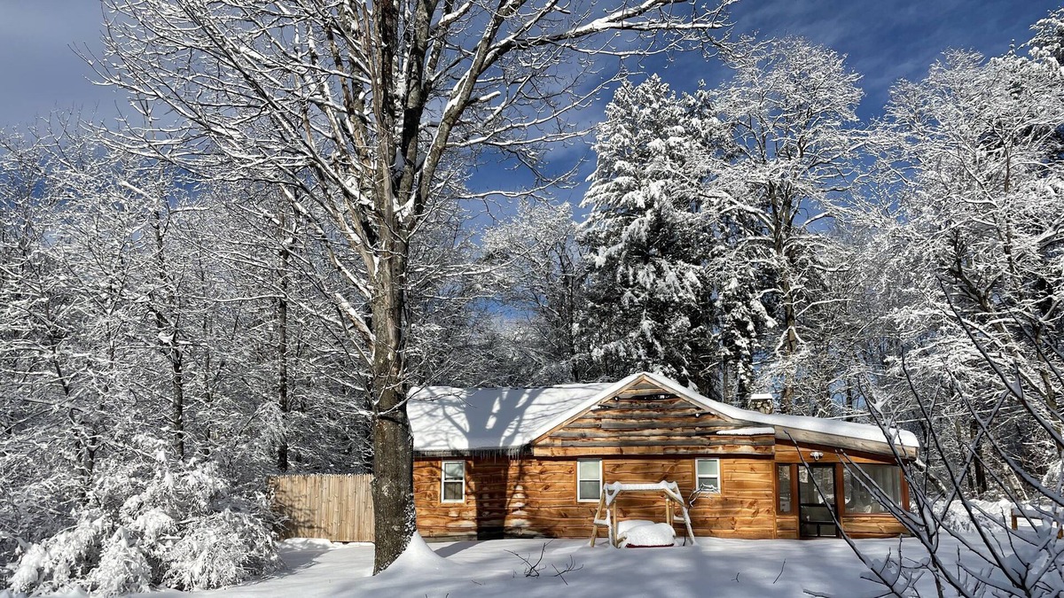 North Conway House | Cabin Fever Getaway With Brand New 2022 Nordic Jacuzzi Spa Hot Tub
