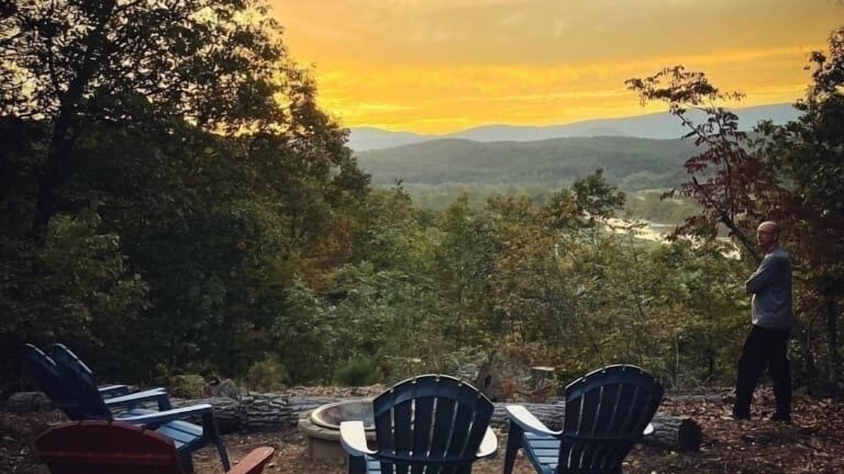 Bentonville Cabin | Cabin~ Firepit~Mtn/River views~ WIFI~Hot Tub~Pets