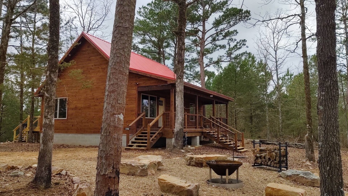 De Queen Cabin | Cabin (First One There) is a quiet and peaceful place to stay by De Queen Lake