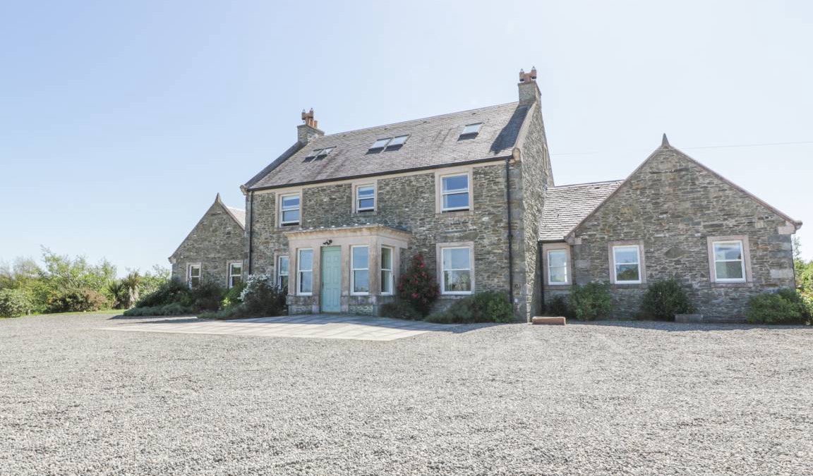 Newton Stewart Cottage | Cabin ∙ 8 bedrooms ∙ 17 guests