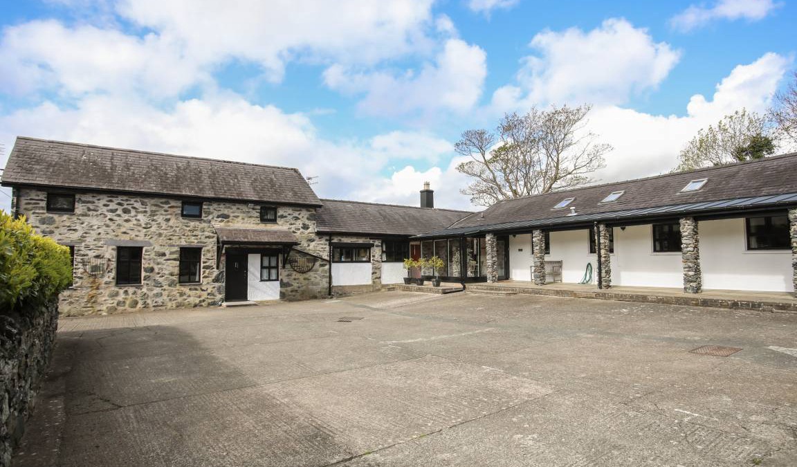 Llanfairpwllgwyngyll Cottage | Cabin ∙ 5 bedrooms ∙ 10 guests