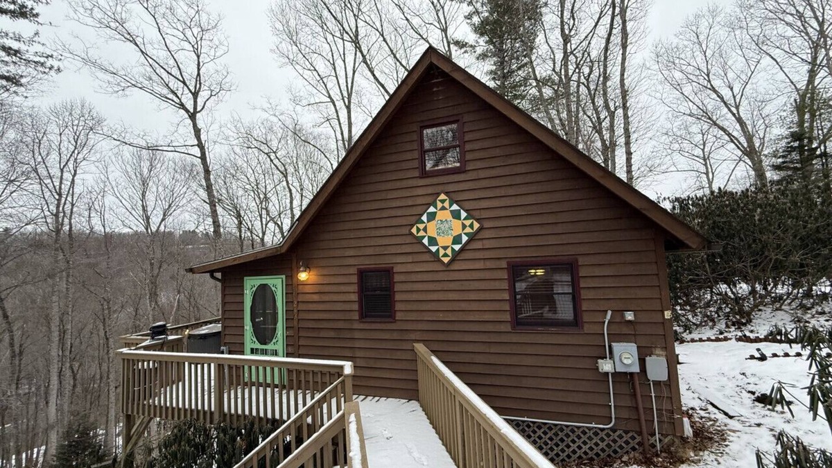 West Jefferson Cabin | Cabin, Hot Tub, Forest View, Close to Town