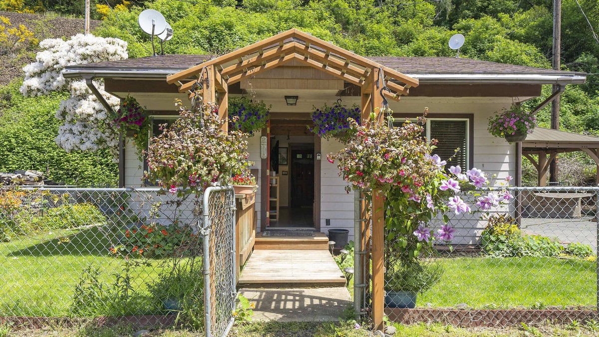 Tillamook House | Cabin ~ Hot tub~ river access~ 70 inch tv~ Jetted tub with body sprayers