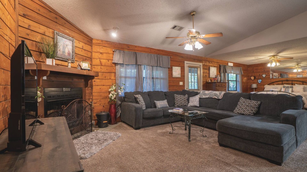 Royal Cabin | Cabin I at Safe Harbor Brady Mountain on Lake Ouachita!