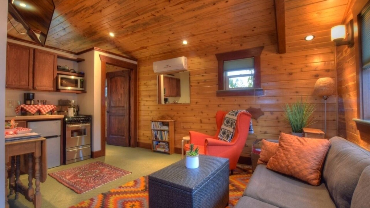 University District House | ♥ Cabin in City with Parking Space ♥