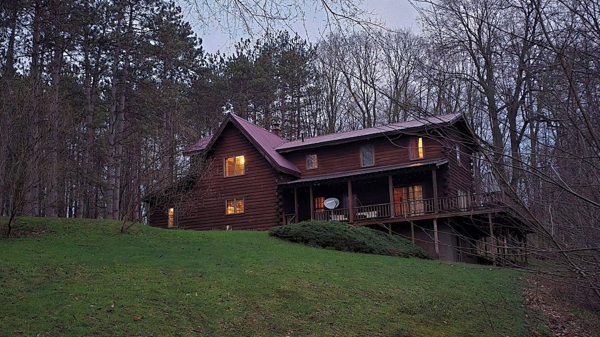 South Butler Cabin | Cabin in Hannibal with Hot tub and Sauna