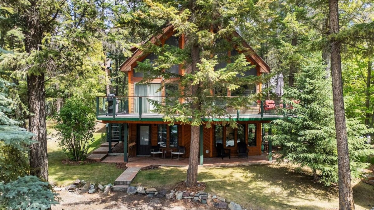 East Kootenay Apartment | Cabin in the Woods | Private Hot Tub | AC | Quiet