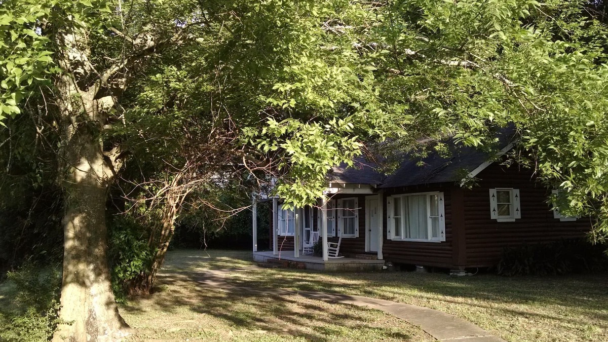 Natchitoches Cabin | 'Cabin In The City'. Walking Distance to Cane River & Front Street! Close to NSU