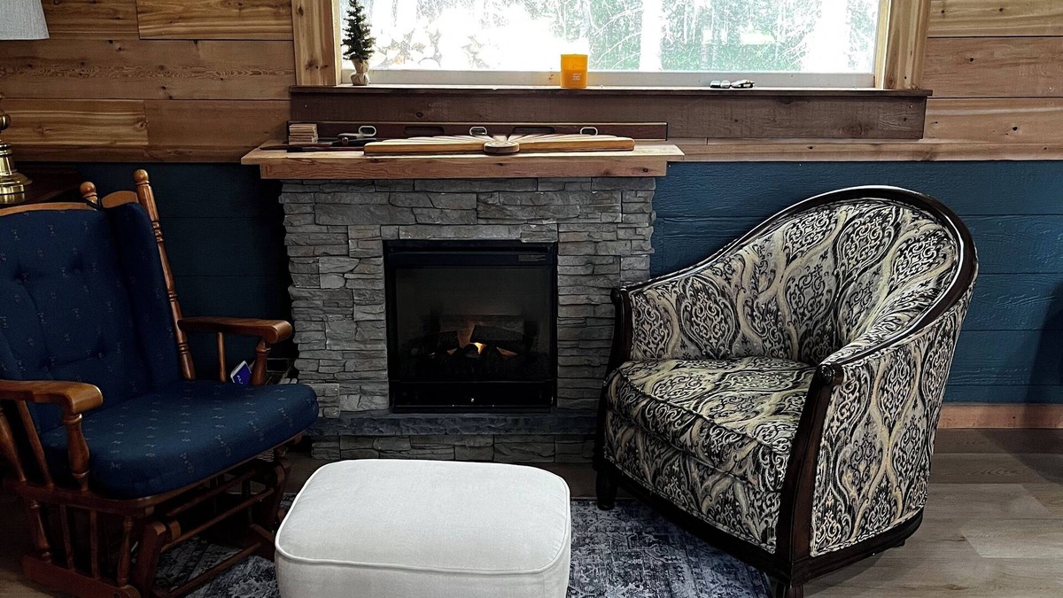 Bragg Creek Cabin | Cabin in the forest between Banff & Calgary Dogs welcome