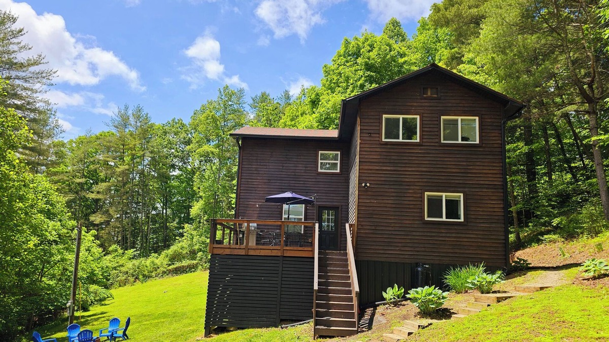 Campton Cabin | Cabin In The Stars - Hot Tub - Pet Friendly - Private - Minutes to RRG