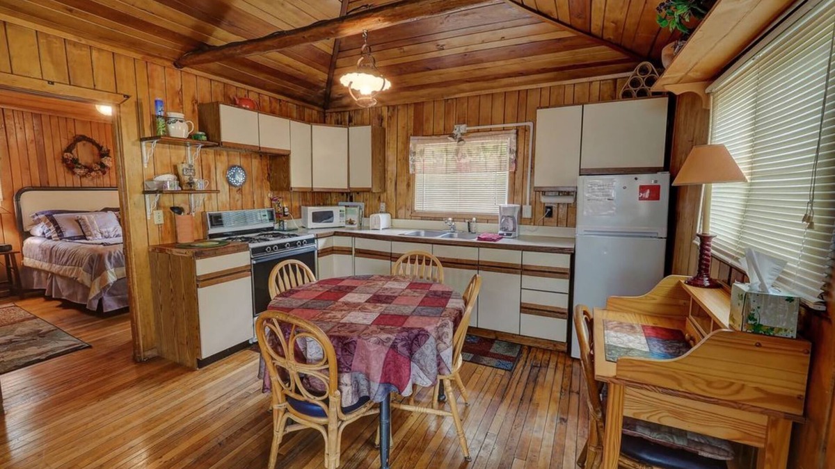 Suttons Bay Cabin | Cabin in the Village
