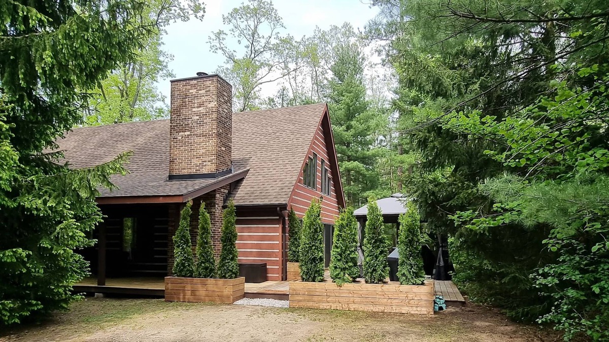 Grand Bend Cottage | Cabin in the Woods - 5 min walk to private beach!