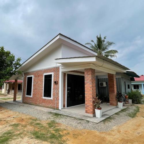 Bukit Gambir House | Cabin in the Woods by Abris