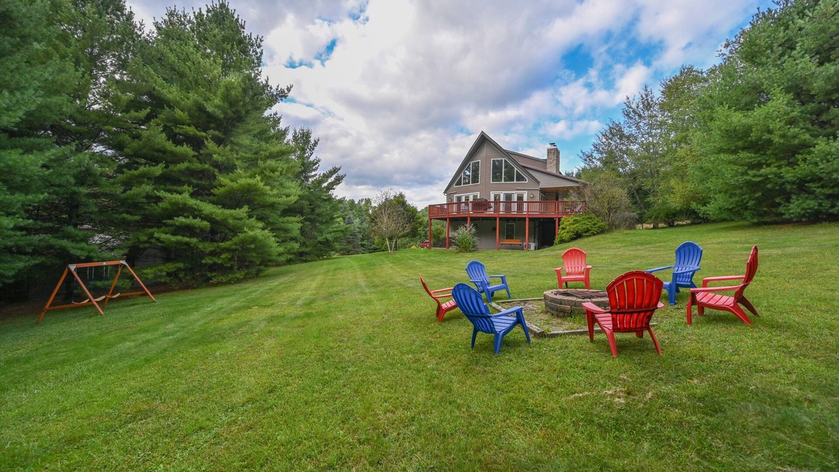 Oakland House | Cabin in the woods, hot tub, pool table, fire pit, swing set