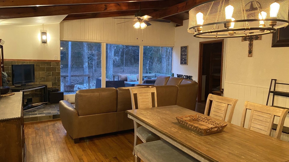 Denison Cabin | Cabin in the woods- Minutes from Lake Texoma, Red River, and Choctaw Casino.