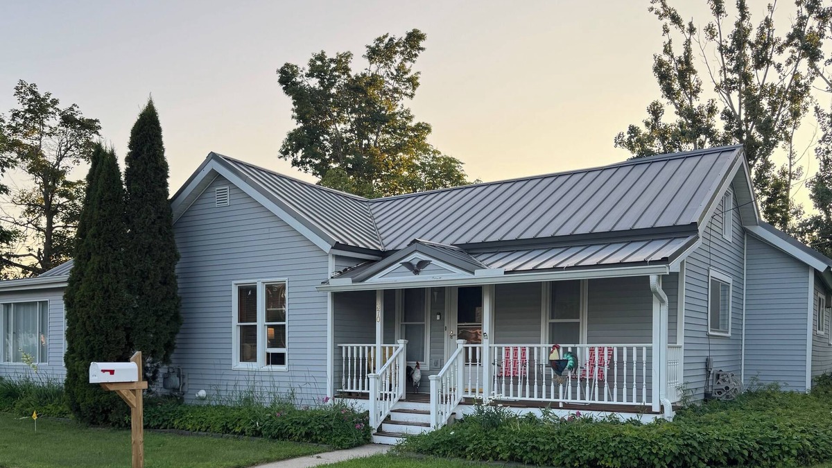 Cheboygan House | Cabin-like feel in the City, Steps from the trail and Downtown Cheboygan