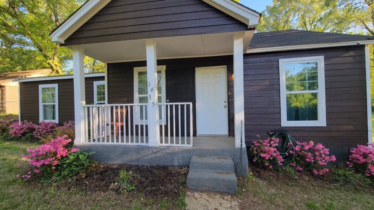 Frayser House | Cabin like over an acre of grounds lots of parking
