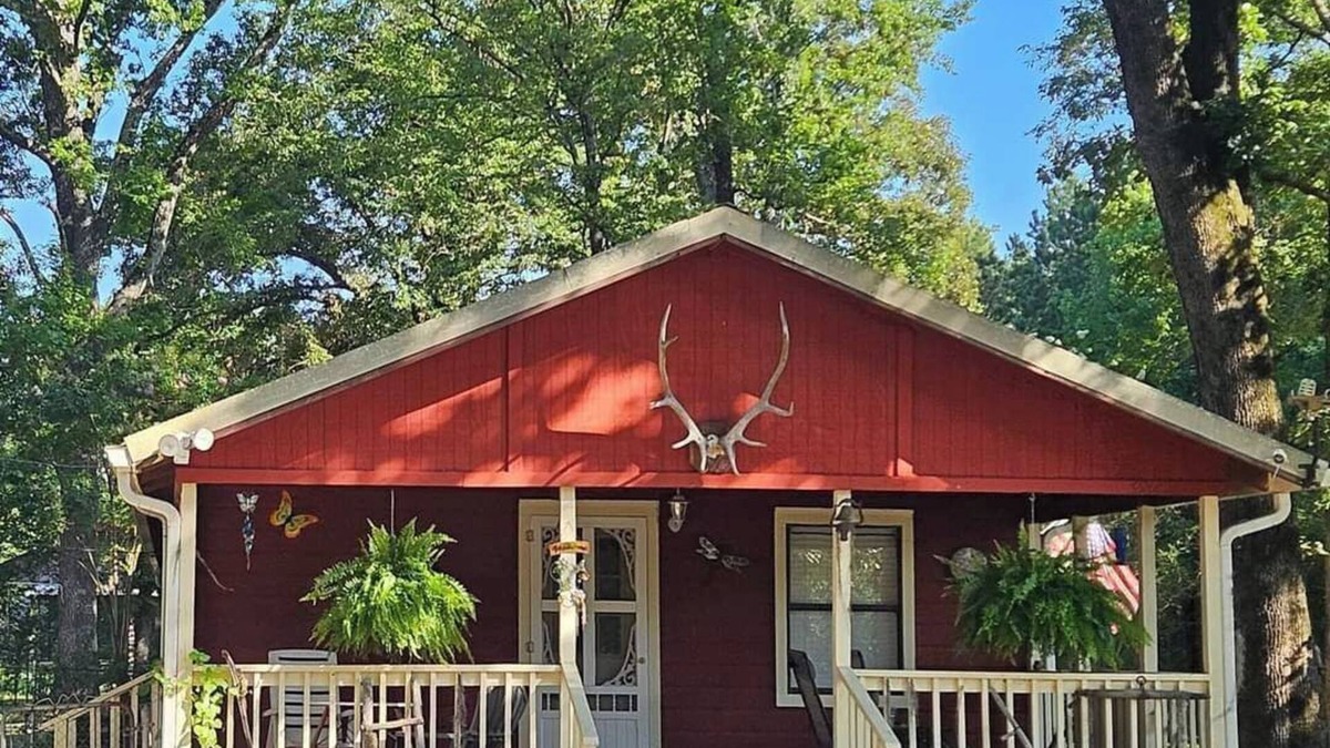 Karnack Cabin | Cabin like setting on secluded wooded property 5 minutes from Caddo Lake