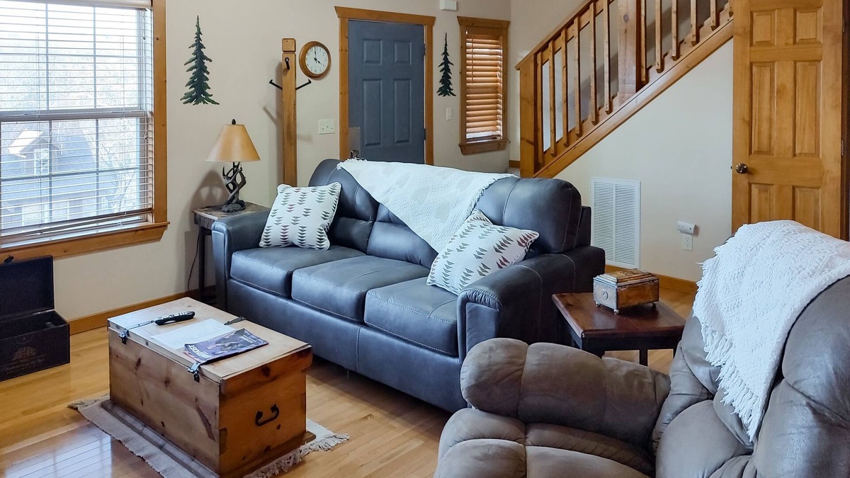 Reeds Spring Condo | Cabin-like woodland getaway w/pool, tennis, gas fireplace
