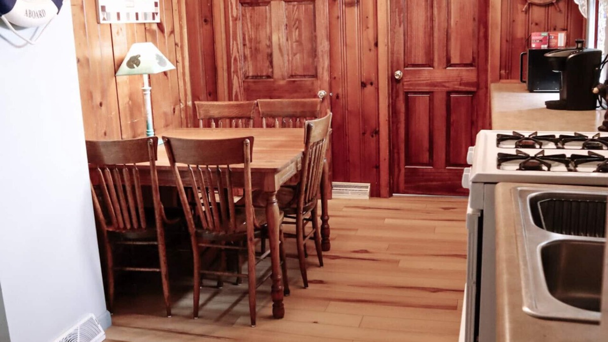 Bellevue Cabin | Cabin near Mississippi with Pickleball court - Mill Creek