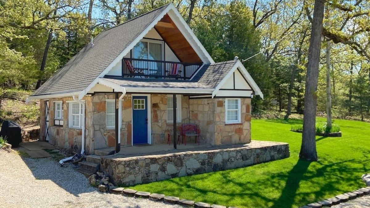 Osage Beach Cabin | Cabin No. 4 @ The Old Swiss Village - Lake Views!
