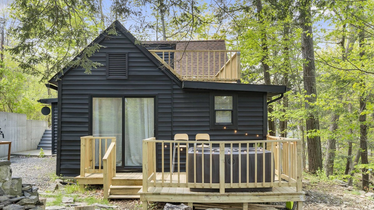 Mount Marion Cabin | Cabin Noir where Modern meets Rustic. Hot Tub with a View!