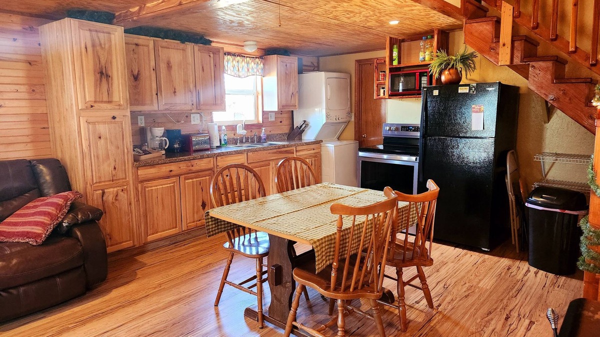 Payne County Cabin | Cabin of Sunset View: cozy 3-bedroom cabin in Perkins with WiFi near OSU
