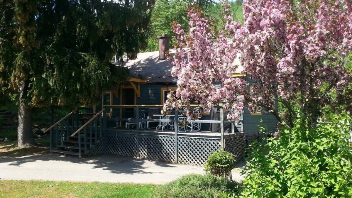 Rossland Cabin | Cabin on 1st Tee - Redstone Resort