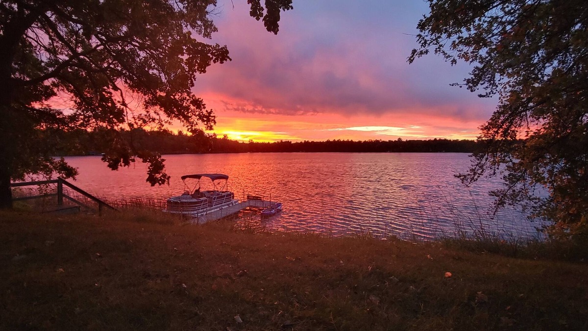 Backus Cabin | Cabin on 2.5 private acre lot with private dock! Family and dog friendly!