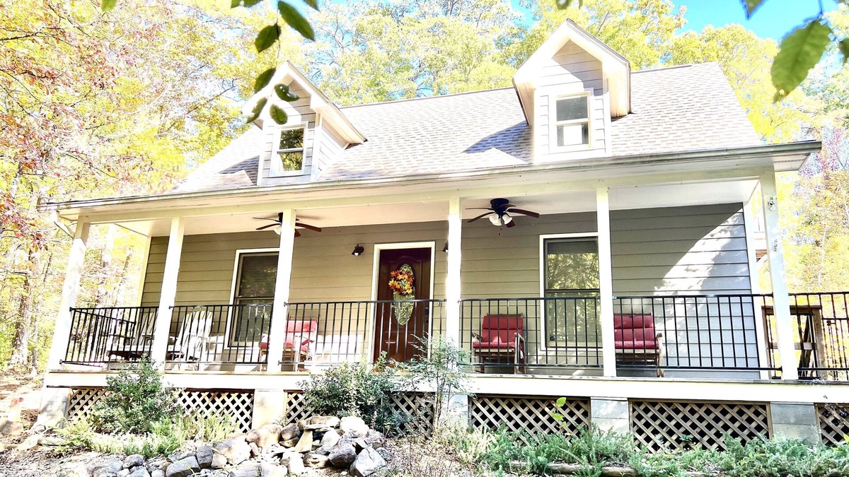Gatlinburg - Pigeon Forge Cottage | Cabin on prvt 2 acres near Dollywood Pigeon Forge 2 mi off Pkwy sleeps up to 9