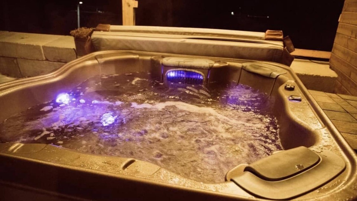 Elkader Cabin | Cabin on the Bluff with Hottub