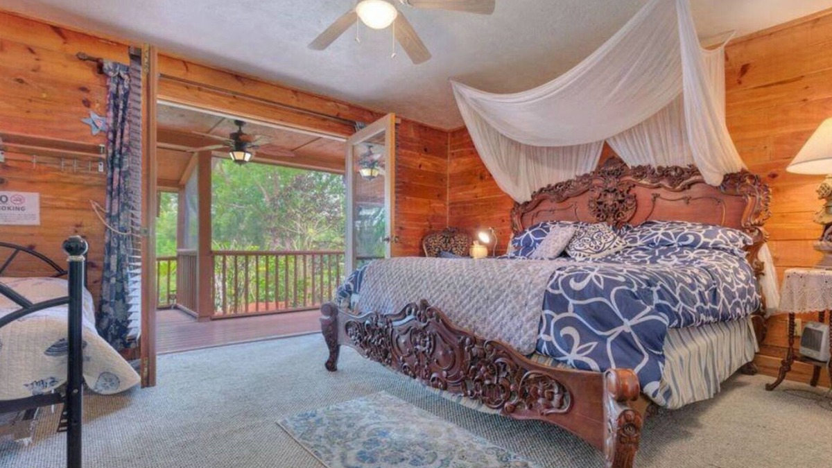 Lake Helen Bed & Breakfast | Cabin on The LakenBed and Breakfasts