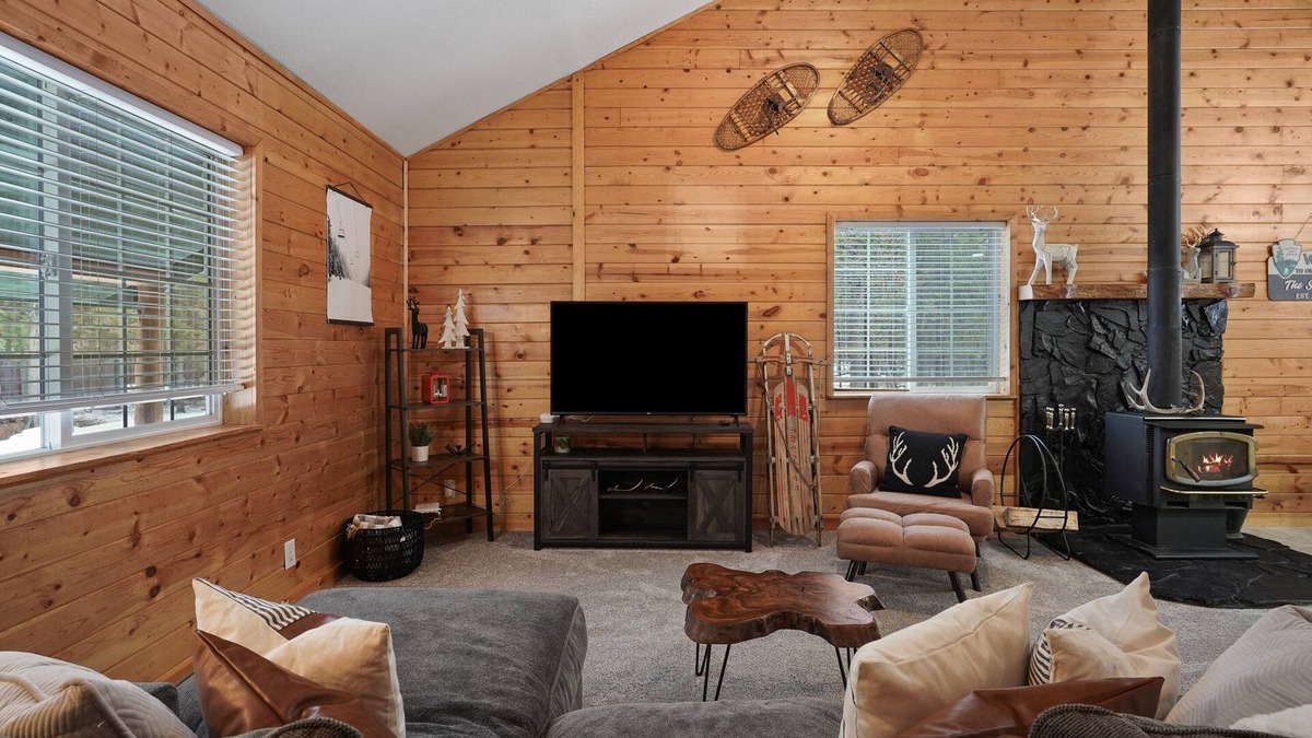 La Pine House | Cabin, Private Fenced Beauty! Detached Game Room, Darts, Basketball, Foosball
