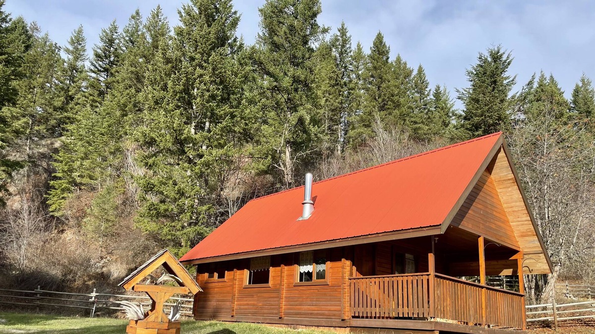 Lumby Cabin | Cabin Rentals at Guest Lodge in North Okanagan