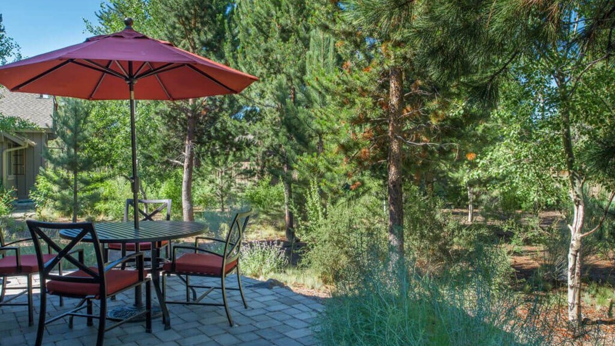 Sunriver Cabin | Cabin Retreat with Hot Tub, Pet-Friendly & Pine Views